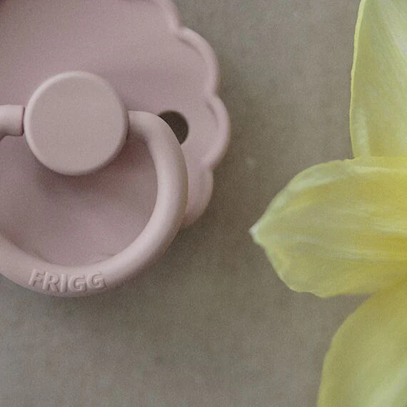Frigg Daisy Bloom Fopspenen Siliconen Baby Pink/Soft Lilac - Set Van 2 - Image 4