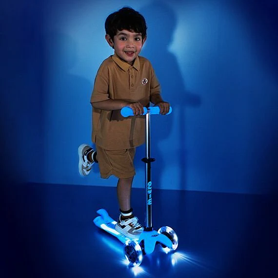 Kinderstep met 3 wielen Mini Micro scooter Deluxe Glow LED Plus Arctic Blue - 2-5 jaar - Image 3