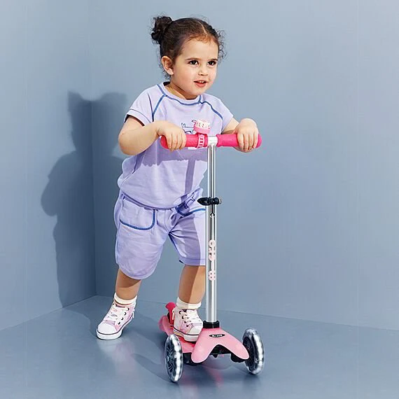 Kinderstep met 3 wielen Mini Micro scooter Deluxe Glow LED Plus Frosty Pink - 2-6 jaar - Image 4